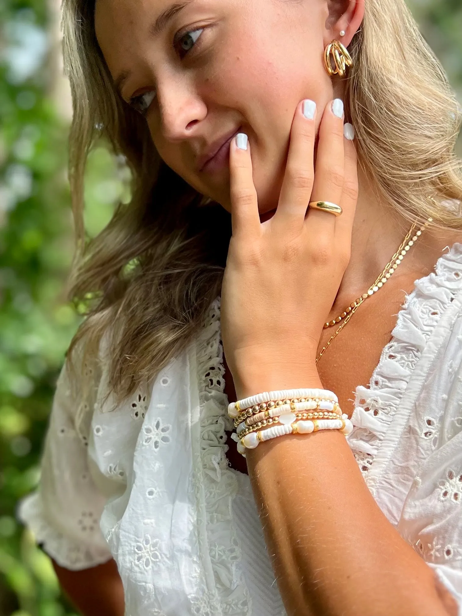 4 MOTHER OF PEARL QUATRAFOIL/BEAD BRACELET