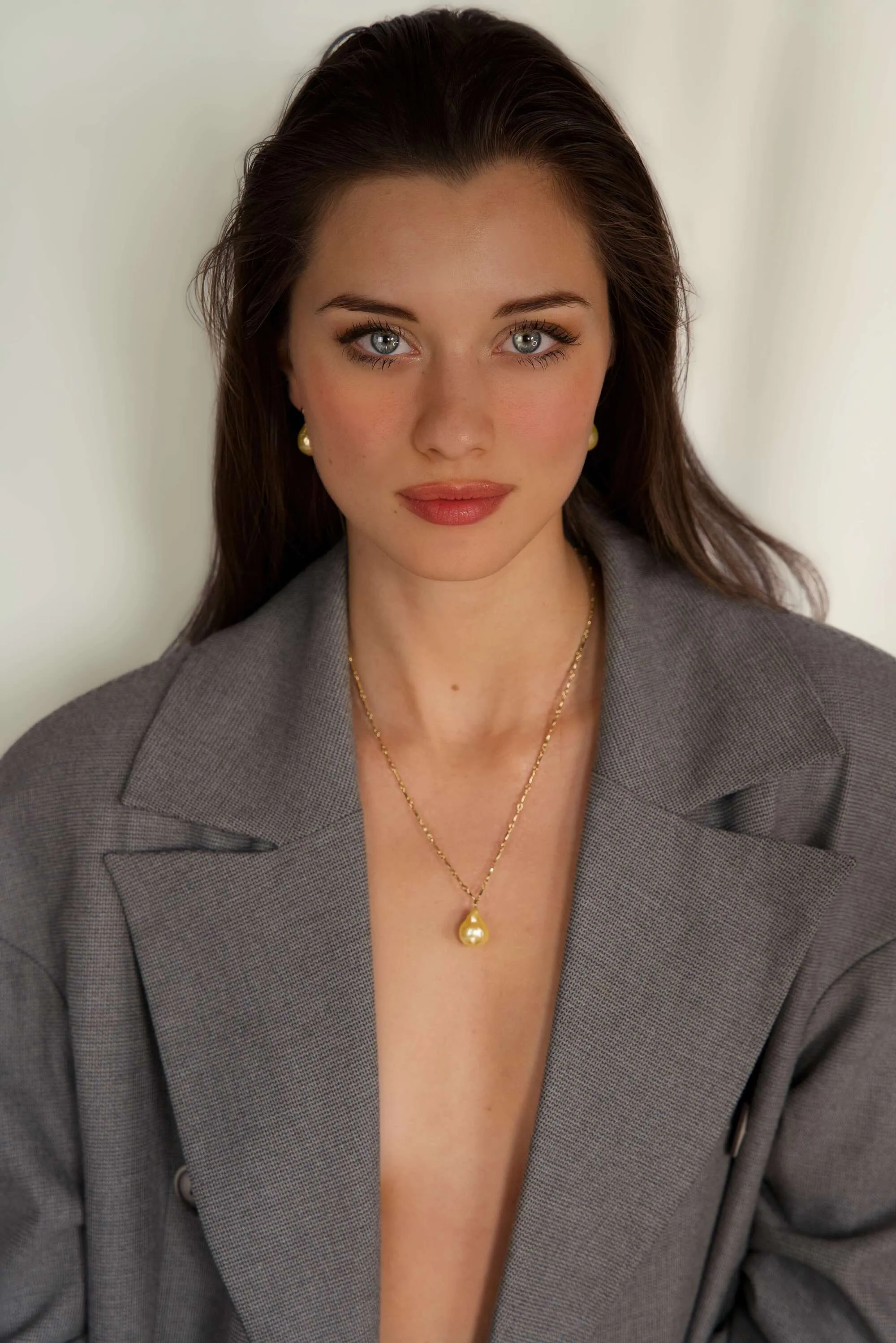 Anis Gold Pearl Earrings
